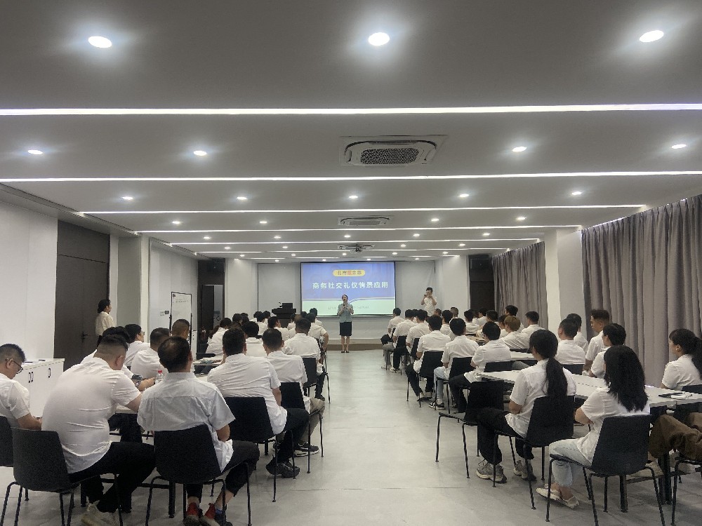 南洋電氣集團(tuán)舉辦商務(wù)禮儀培訓(xùn) 助力企業(yè)形象提升